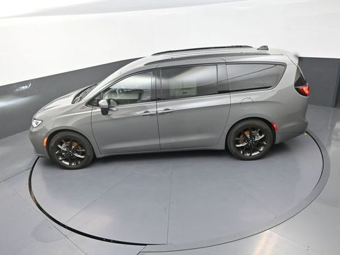 Used 2023 Chrysler Pacifica Touring-L w/ S Appearance Package FWD image 18
