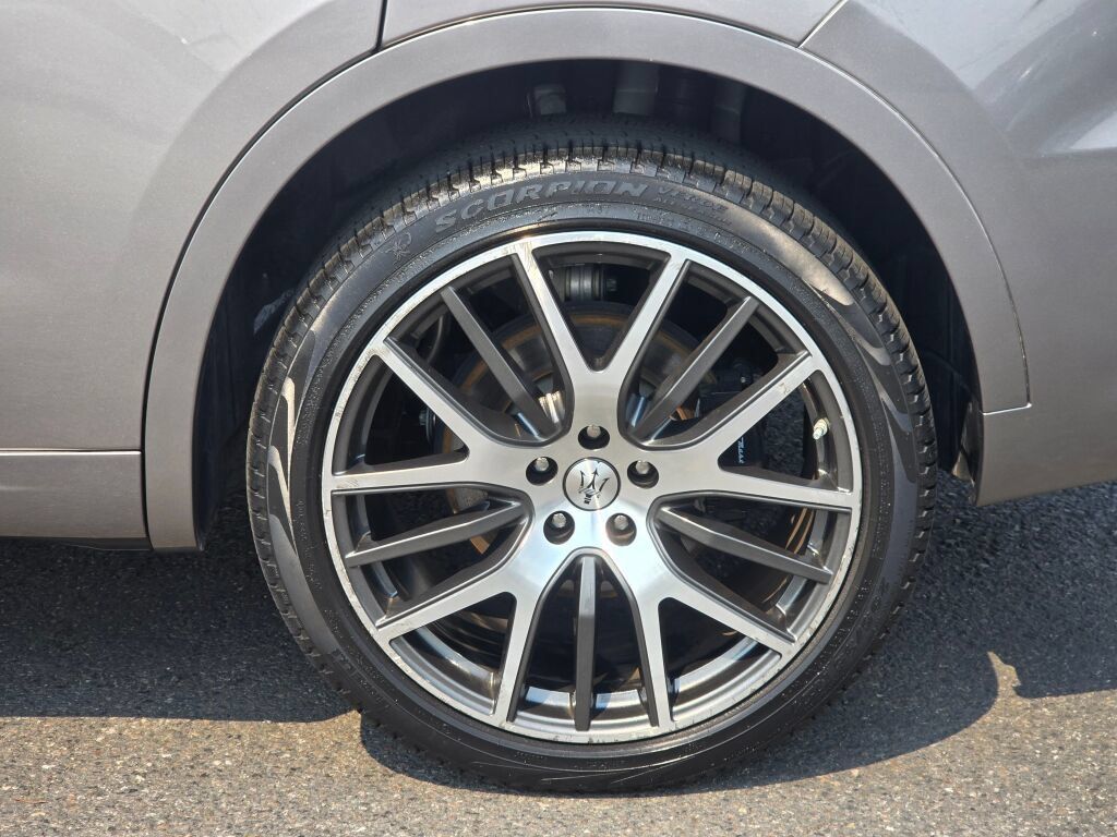 Used 2022 Maserati Levante Modena AWD/4WD image 10