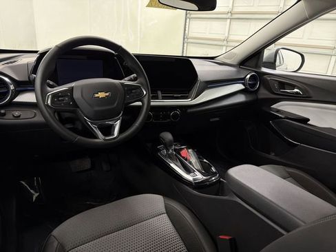 Used 2025 Chevrolet Trax LT w/ LT Convenience Package image 17