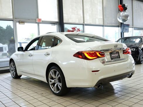 Used 2018 INFINITI Q70 Luxe w/ Sport Package AWD/4WD image 4