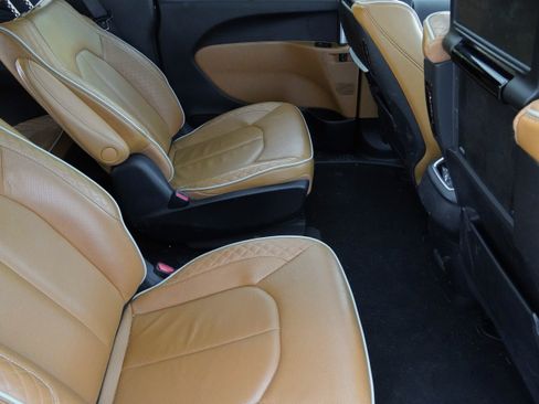 Used 2023 Chrysler Pacifica Pinnacle FWD image 37