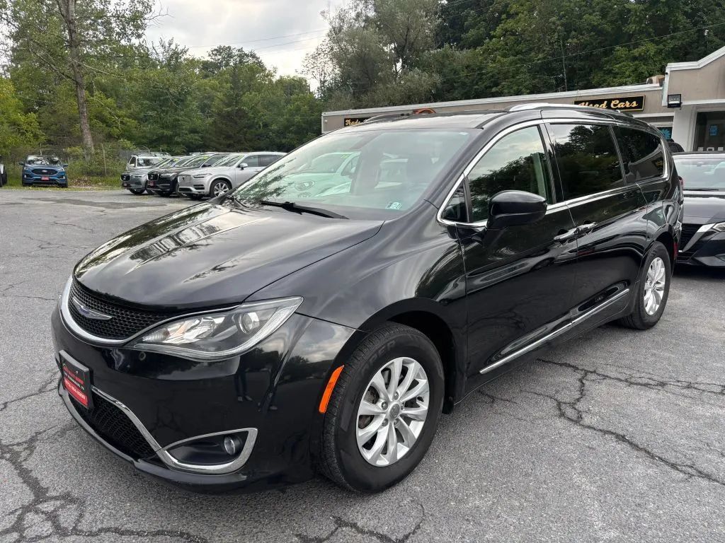 Used 2018 Chrysler Pacifica Touring-L FWD image 4