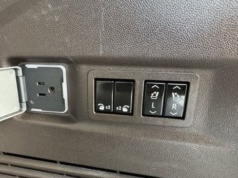 Used 2023 GMC Yukon Denali image 10