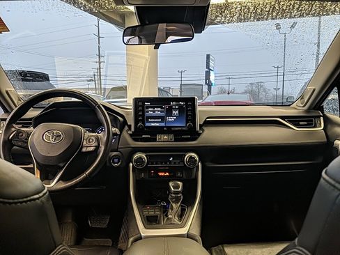 Used 2019 Toyota RAV4 XLE Premium image 17