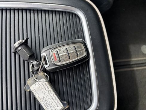 Used 2023 Chrysler Pacifica Touring-L FWD image 21