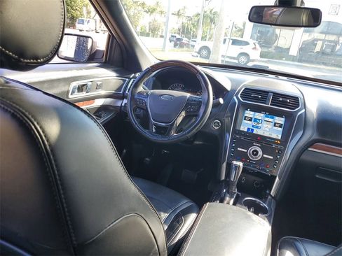 Used 2017 Ford Explorer Platinum image 18