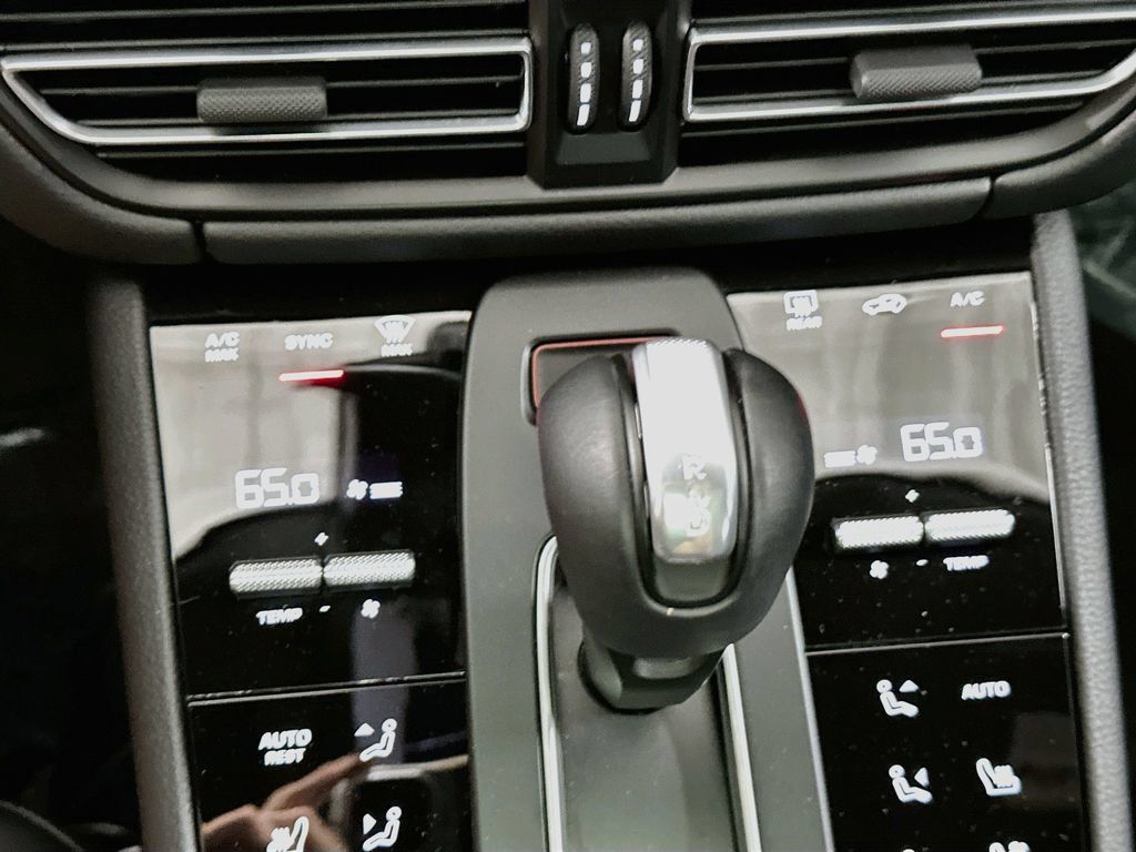 Certified 2025 Porsche Macan AWD/4WD image 17