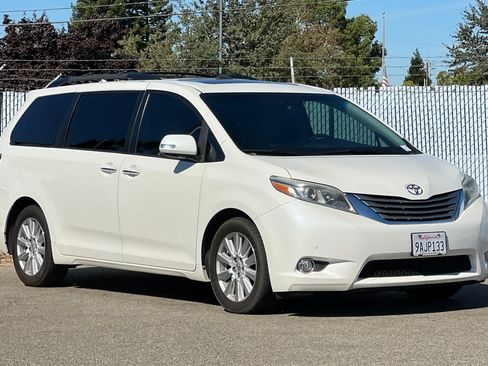 Used 2017 Toyota Sienna Limited Premium FWD image 7