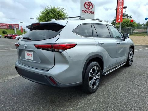 Used 2023 Toyota Highlander XLE FWD image 4