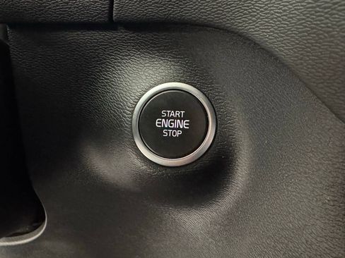 Used 2024 Volvo XC40 B5 Core image 23