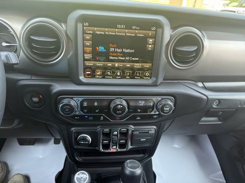 Used 2023 Jeep Wrangler Unlimited w/ Sun & Screen Package AWD/4WD image 17