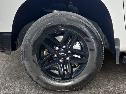 Used 2024 Chevrolet Silverado 1500 LT Trail Boss w/ Convenience Package II image 9