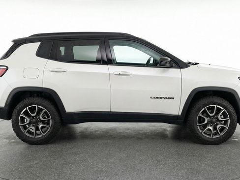 Used 2025 Jeep Compass Trailhawk AWD/4WD image 11