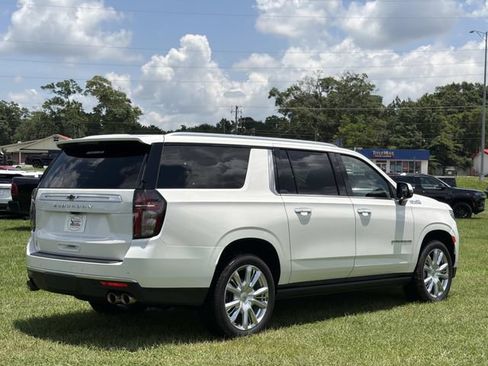 Used 2024 Chevrolet Suburban High Country w/ Premium Package 2 AWD/4WD image 6