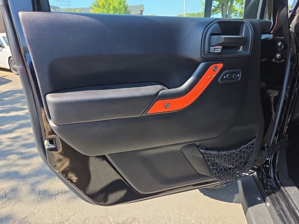 Used 2015 Jeep Wrangler Unlimited Rubicon w/ Connectivity Group AWD/4WD image 14
