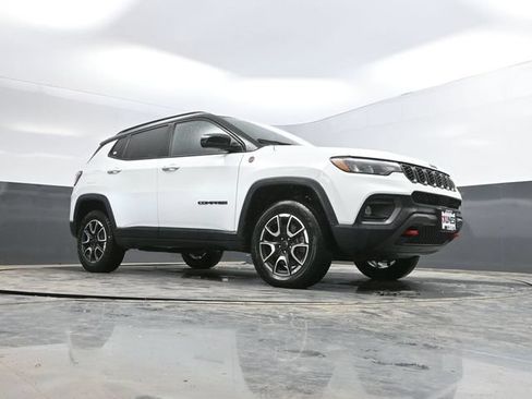 Used 2025 Jeep Compass Trailhawk AWD/4WD image 46