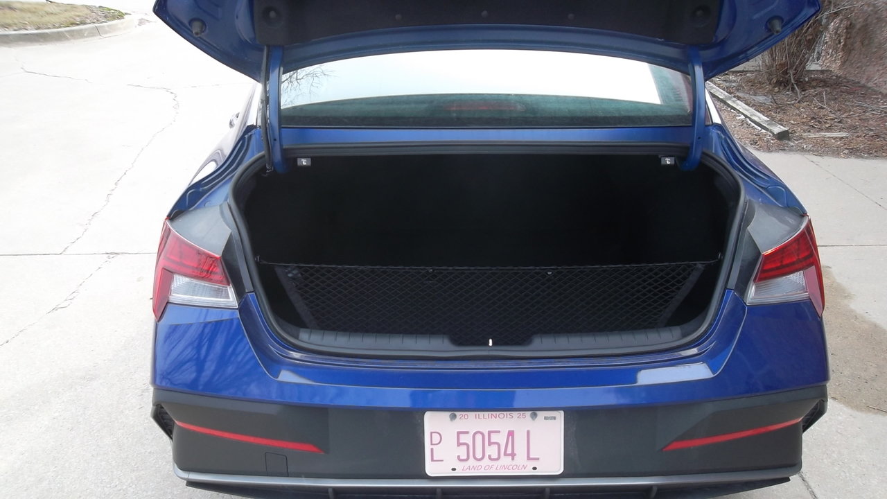 Used 2025 Hyundai Elantra Hybrid FWD image 6