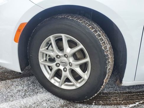 Certified 2024 Chrysler Pacifica Touring-L image 4