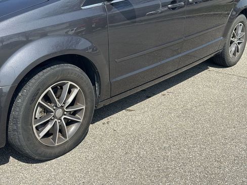 Used 2017 Dodge Grand Caravan SXT image 17