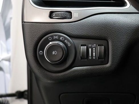 Used 2021 Jeep Cherokee Latitude Plus FWD image 18