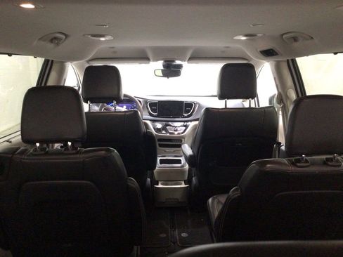 Used 2023 Chrysler Pacifica Touring-L FWD image 12