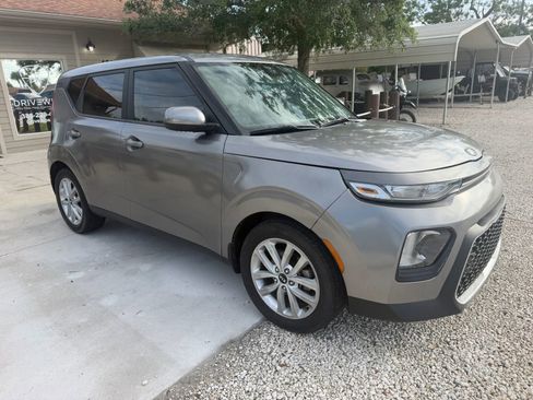 Used 2022 Kia Soul LX image 2