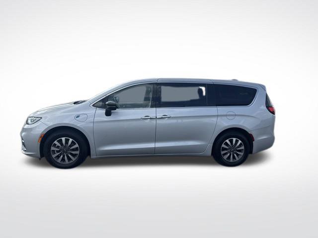 Used 2024 Chrysler Pacifica Limited FWD image 2