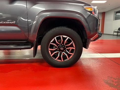 Used 2022 Toyota Tacoma TRD Sport AWD/4WD image 31