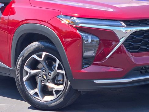 Certified 2025 Chevrolet Trax LT w/ LT Convenience Package FWD image 3