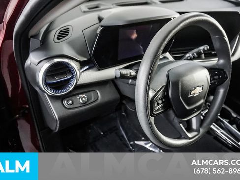 Used 2025 Chevrolet Trax LT FWD image 32