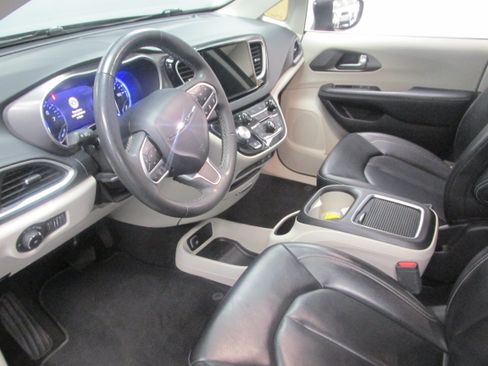 Used 2023 Chrysler Pacifica Touring-L FWD image 21