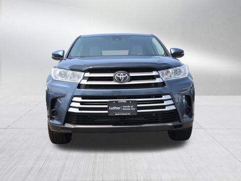 Used 2019 Toyota Highlander LE FWD image 2