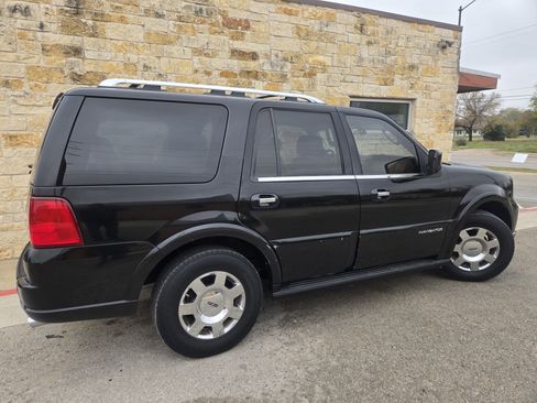 Used 2005 Lincoln Navigator Luxury image 21