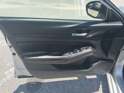 Used 2024 Nissan Altima 2.5 SV FWD image 12