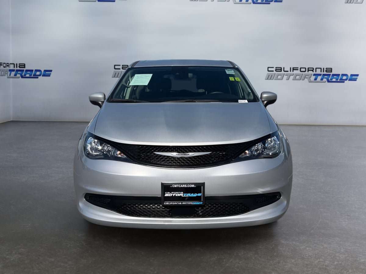 Used 2023 Chrysler Voyager LX FWD image 2