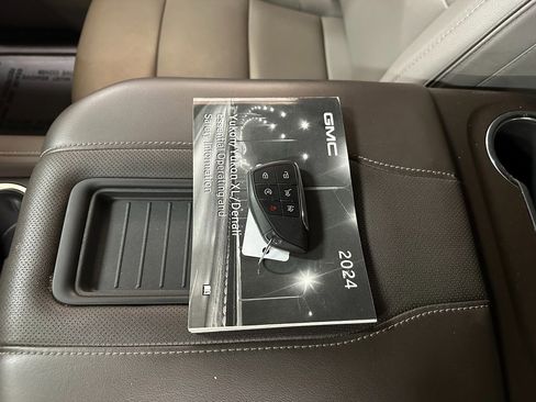 Used 2024 GMC Yukon XL SLT image 44