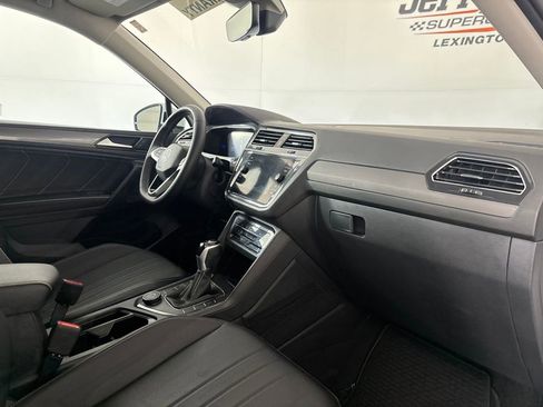 Used 2023 Volkswagen Tiguan SE w/ Panoramic Sunroof Package AWD/4WD image 28