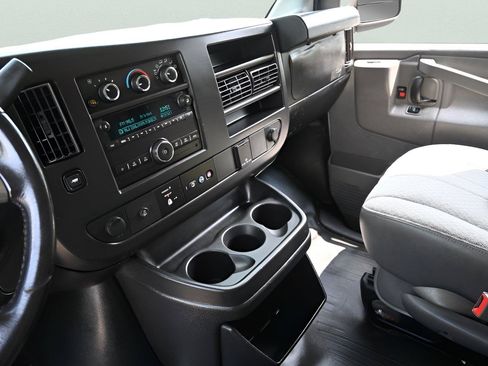 Used 2017 Chevrolet Express 3500 RWD image 18