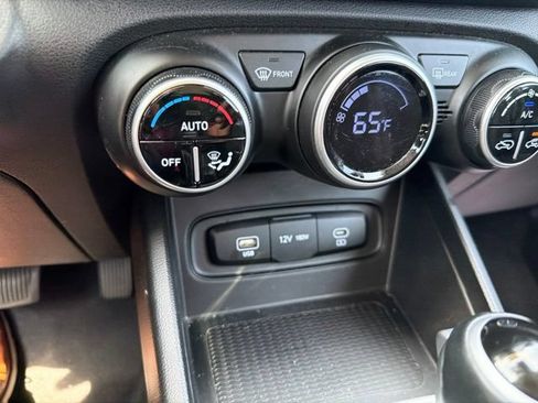 Used 2025 Hyundai Venue SEL FWD image 45