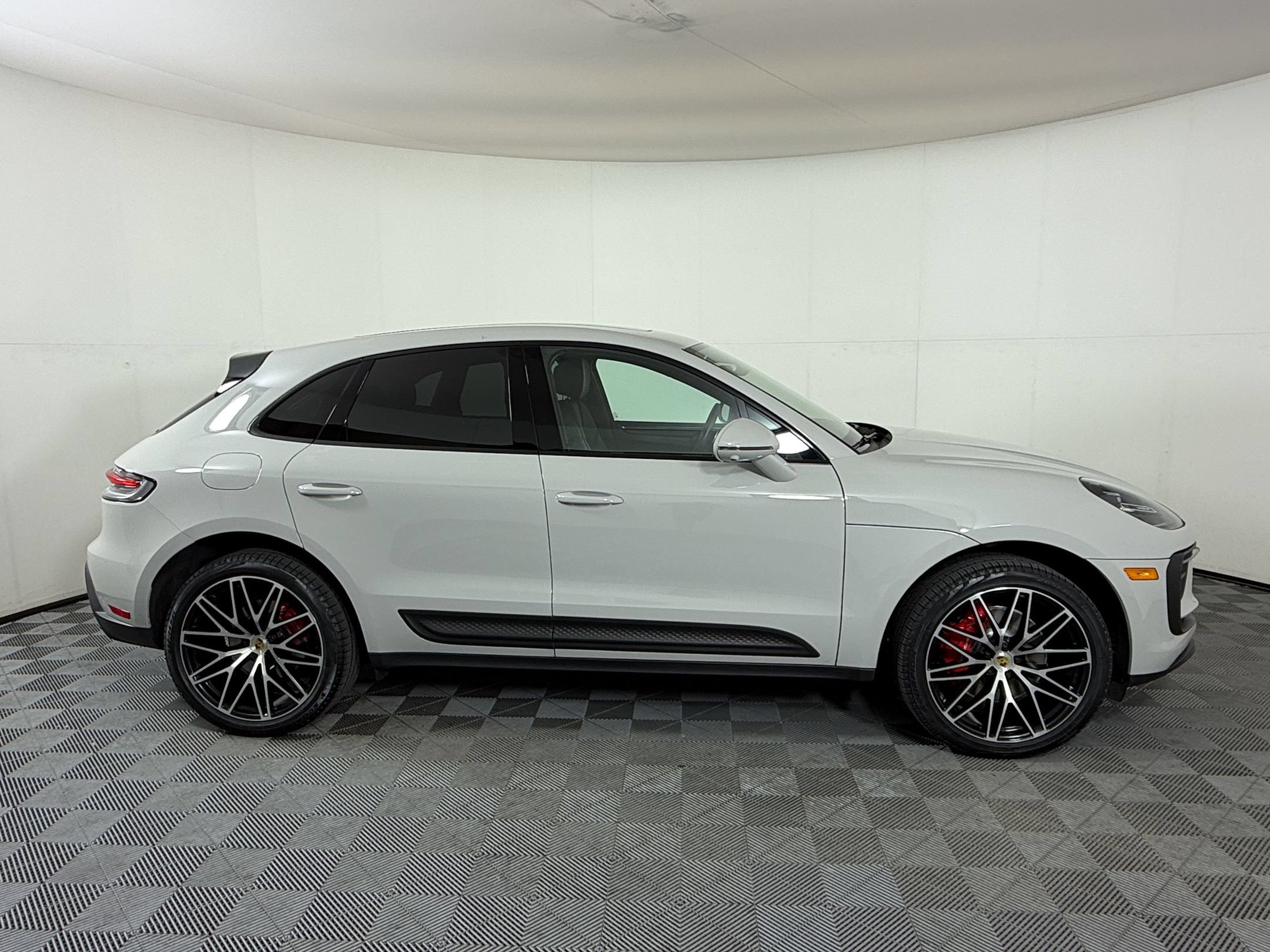 Certified 2024 Porsche Macan S AWD/4WD image 9