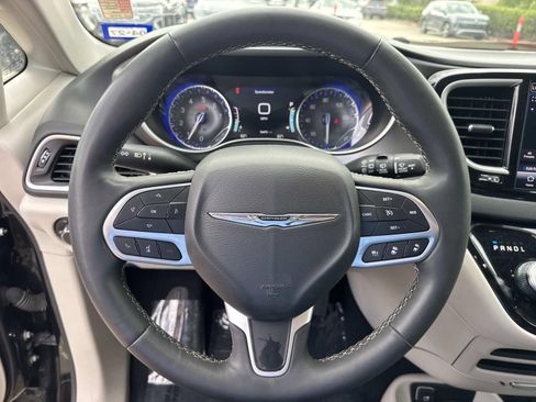 Used 2024 Chrysler Pacifica Touring-L FWD image 22