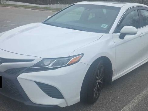 Used 2018 Toyota Camry SE w/ Moonroof Package image 1