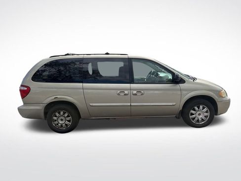 Used 2006 Chrysler Town & Country Touring image 4