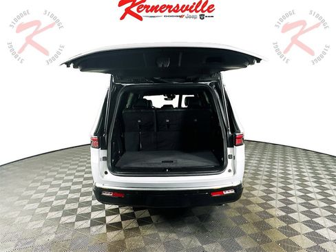 Used 2023 Jeep Wagoneer 2WD image 28