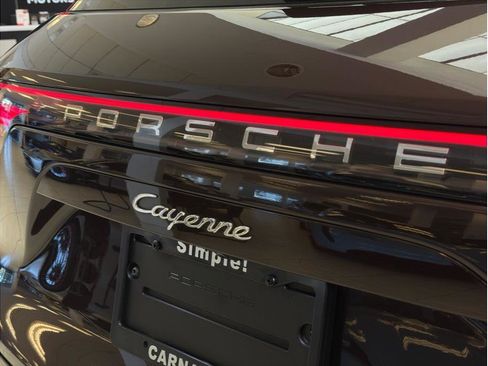 Used 2022 Porsche Cayenne Platinum Edition image 35
