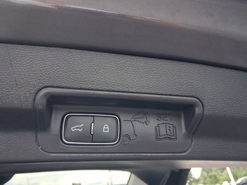 Used 2025 Ford Explorer Active AWD/4WD image 19