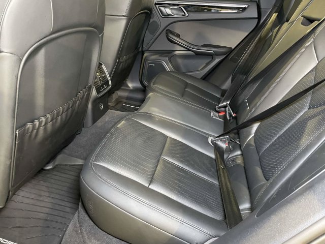 Certified 2026 Porsche Macan AWD/4WD image 19