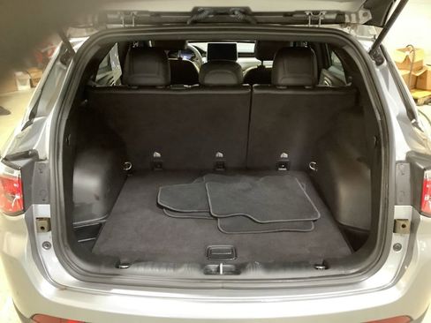 Used 2023 Jeep Compass Latitude image 3