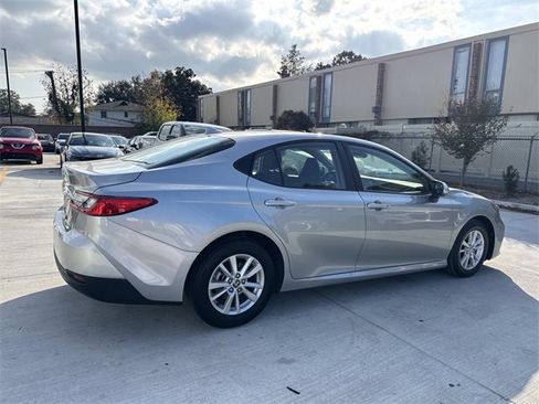 Used 2025 Toyota Camry LE image 7