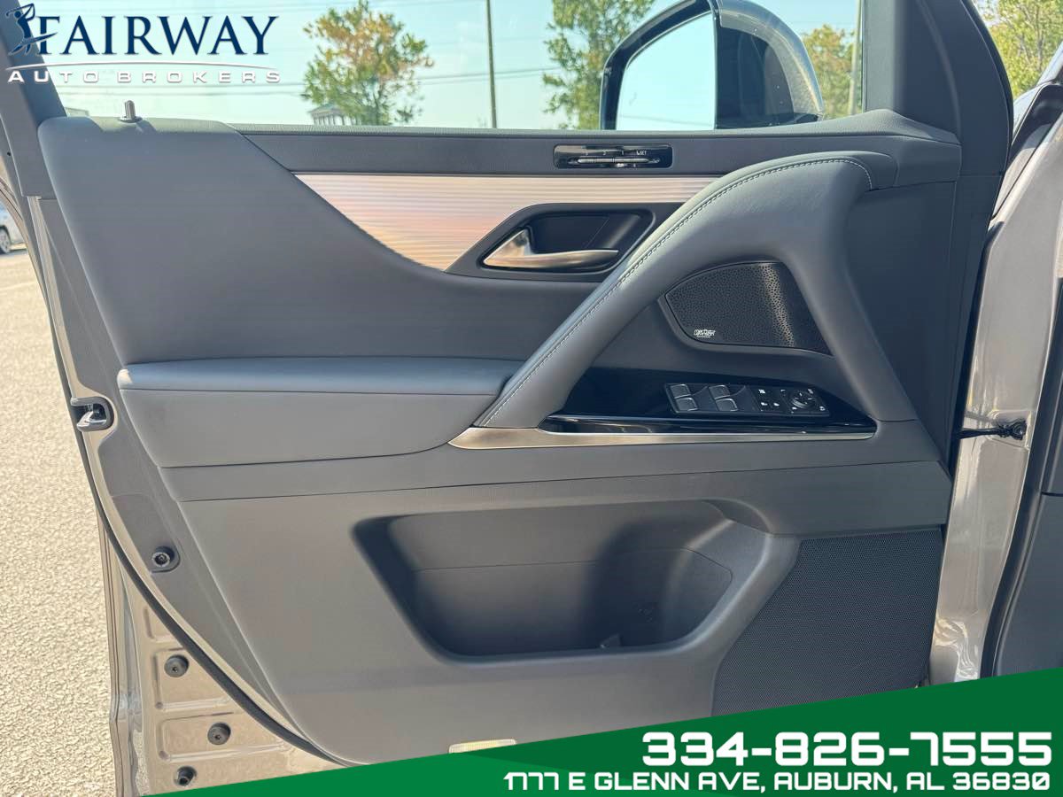 Used 2023 Lexus LX 600 F Sport w/ Accessory Package (Z1) AWD/4WD image 30